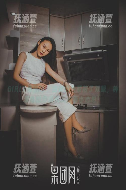 GIRLT果团网 - 别被白色蒙蔽了双眼，钟紫怡的作品其实透着小心思！