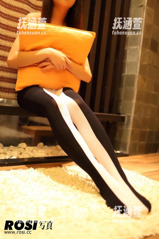 ROSI - 小莉甜蜜的奶牛写真，像是童话里走出来的人