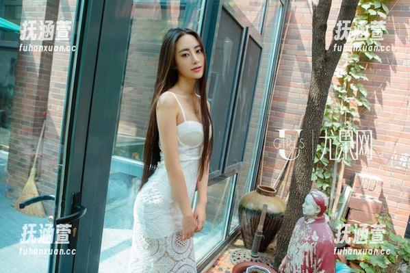 UGirls尤果网 - 安沛蕾短裙套图：那些在阳光下的迷人瞬间，分享给你们