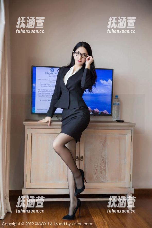 XIAOYU语画界-程程程 XIAOYU语画界 - 程程程又来了!条纹黑丝吊袜美图让人心动不已,资源快来领取!
