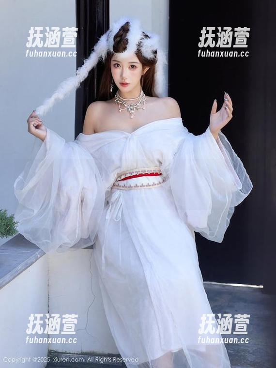 Xiuren秀人网-何嘉颖 Xiuren秀人网 - 何嘉颖万圣节图集:那些在狂欢中悄悄绽放的气息