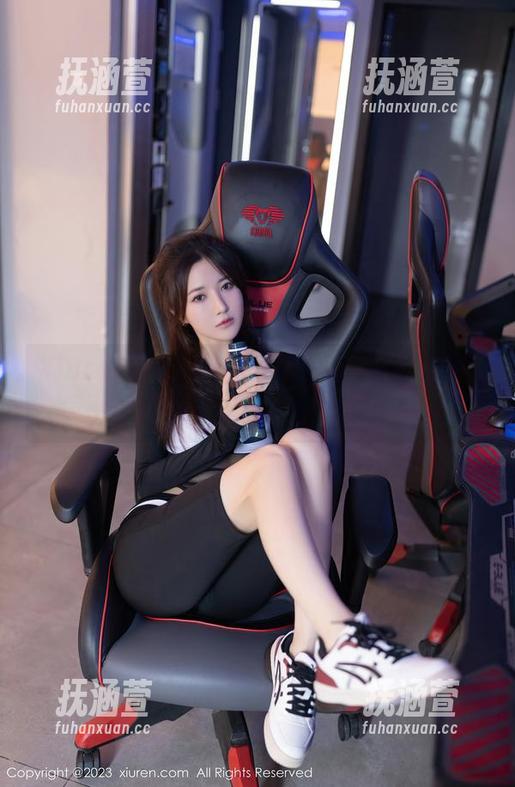 Xiuren秀人网-白小喵 Xiuren秀人网 - 双马尾套图:白小喵给你不一样的写真享受,能感受到吗?