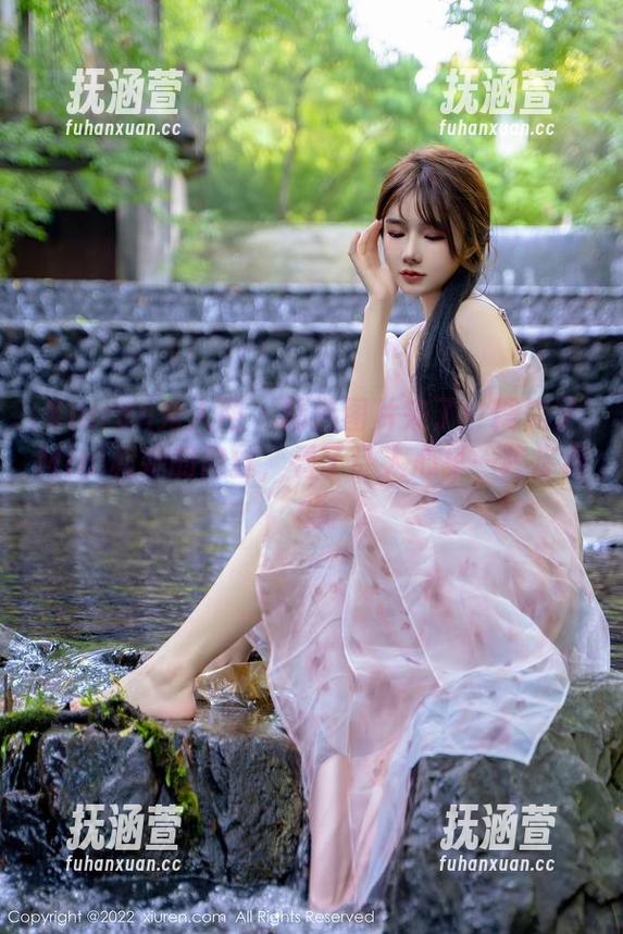 Xiuren秀人网 - 精选图片来了！糯美子Mini和她的肉丝，看了让人心里一阵痒痒的
