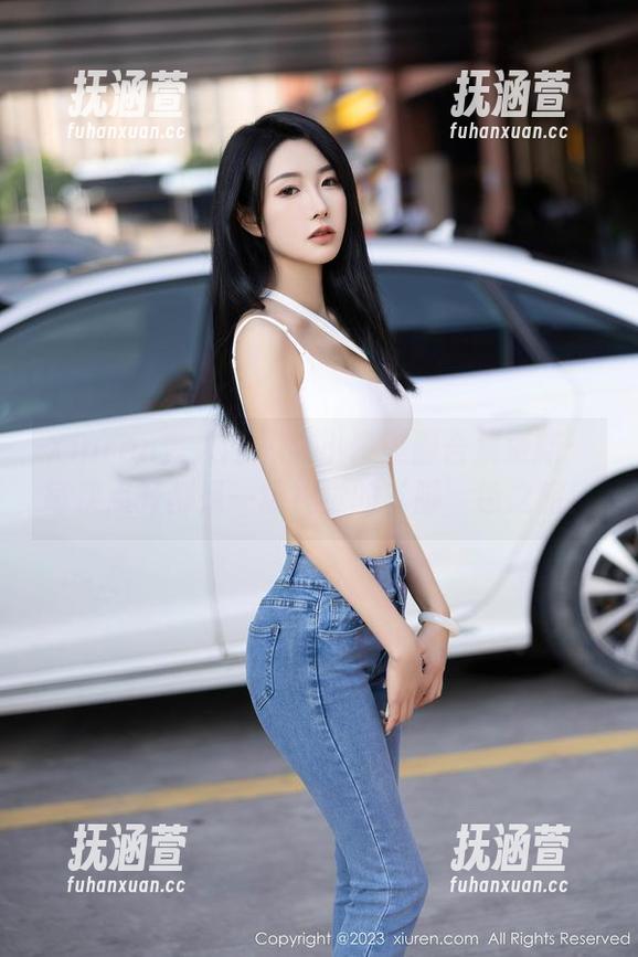 Xiuren秀人网 - 艾小青美脚合集更新：每次点开都是一场视觉的‘脚’色之旅！