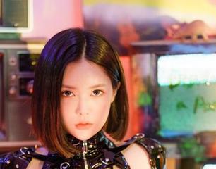 在Yuka(유카)的PEEKCLOUD图库里，微风轻拂的一瞬