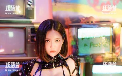 在Yuka(유카)的PEEKCLOUD图库里，微风轻拂的一瞬