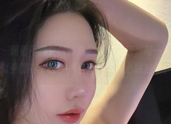 微密圈 – 观看不爱笑的赛琳学妹的图包，每一张图背后似乎都有个故事，但我只懂得心跳加速。