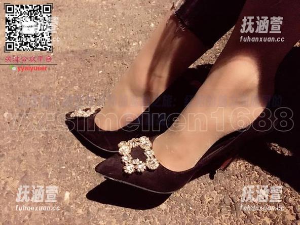 微密圈 - 跟随丝月神的私拍之旅：红裙的魅力和原图的真实碰撞！
