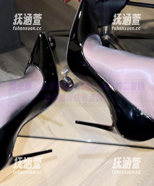 保守的二舅妈 微密圈 - 私房美脚大揭秘:保守的二舅妈教你如何优雅走路!