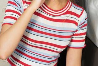 克拉女神 – 忆之最新海边套图，你以为只是沙滩，其实还有一丝神秘感。
