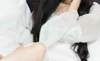 克拉女神 – 雅楠的美脚：写真中的那些让人难以抗拒的瞬间
