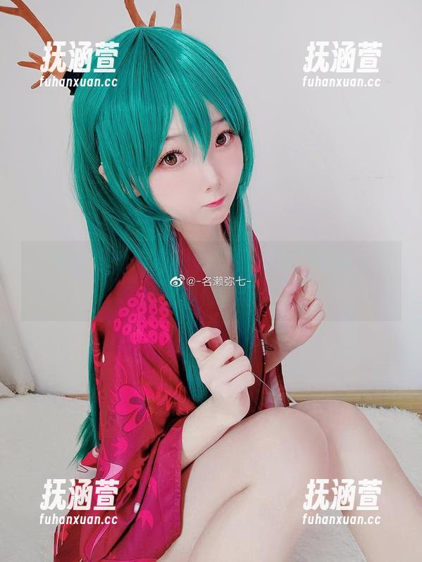 名赖弥七的双马尾私拍，仿佛在诉说春天的故事的套图。