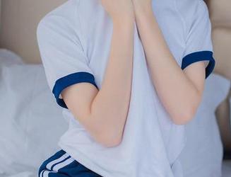 喵糖映画 – 看那丝滑：蠢沫沫的丝袜原图，照片中似乎藏着几许俏皮。