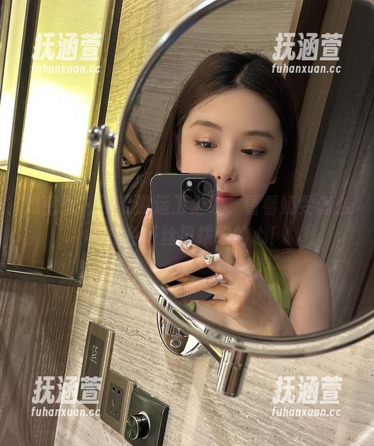 奶雯 微密圈 - 资源搬运工上线,看看奶雯怎么用白色蕾丝撩拨你的心!