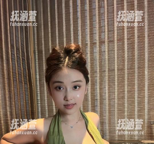 微密圈 - 奶雯超短黑皮裙图包，带你体验一下什么叫“抓住眼球”。