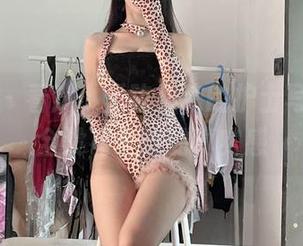 微密圈 – 看！小玉吃果冻的护士写真，完全没有圣光的真实感