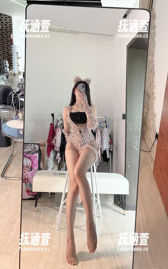小玉吃果冻 微密圈 - 看!小玉吃果冻的护士写真,完全没有圣光的真实感