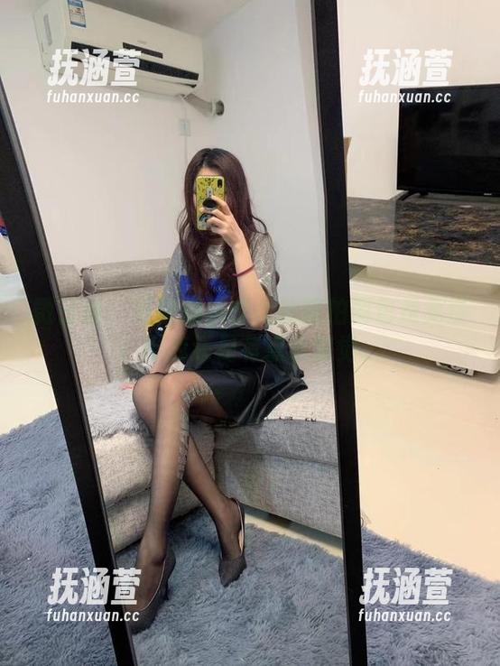 提袜少女 微密圈 - 听说提袜少女的旅拍图包是免费?可我还是有点小警觉。