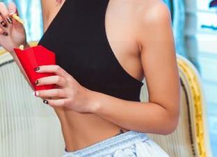 果团网 – 兔女郎写真：松果儿的甜蜜冒险与图包里的调皮瞬间