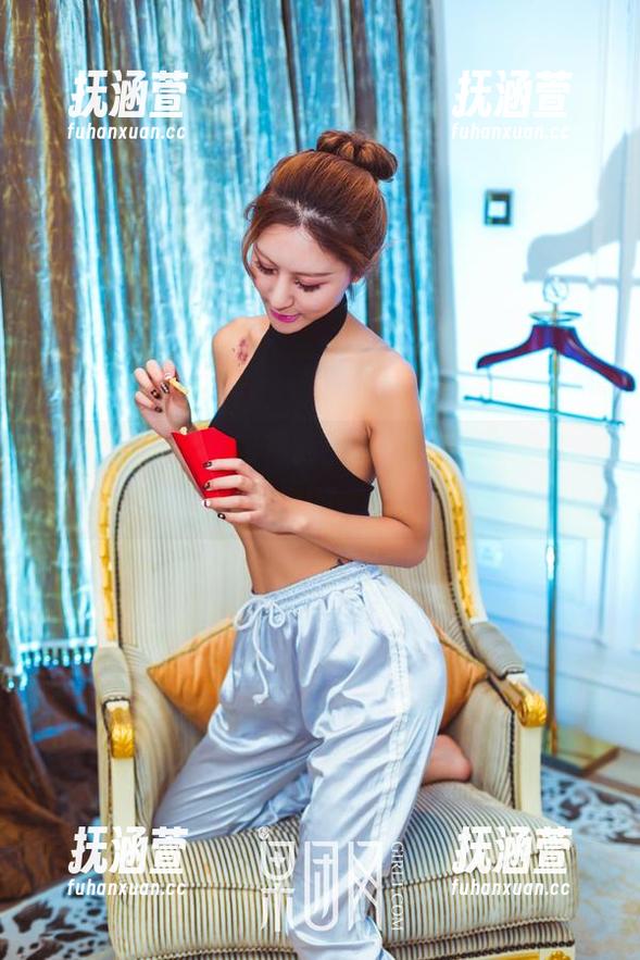 果团网 - 兔女郎写真：松果儿的甜蜜冒险与图包里的调皮瞬间