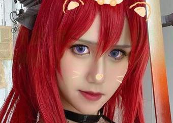 这组图片下的桜满三时，不仅温柔，还隐隐透出一丝神秘，感觉她就是那种会给你讲梦的女孩。