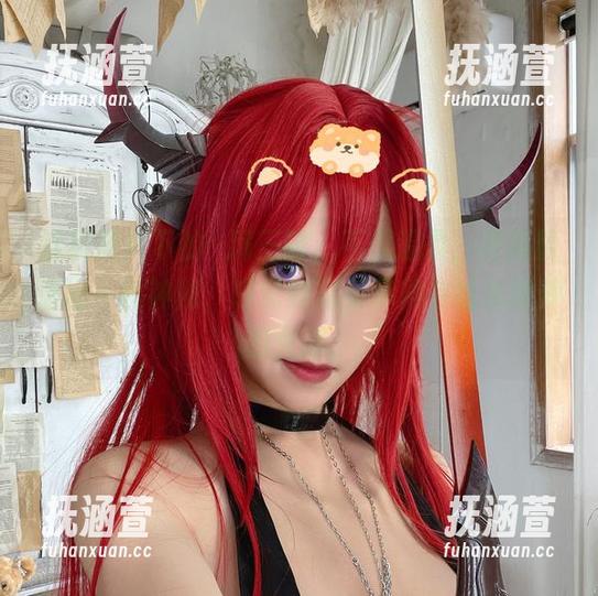 这组图片下的桜满三时，不仅温柔，还隐隐透出一丝神秘，感觉她就是那种会给你讲梦的女孩。