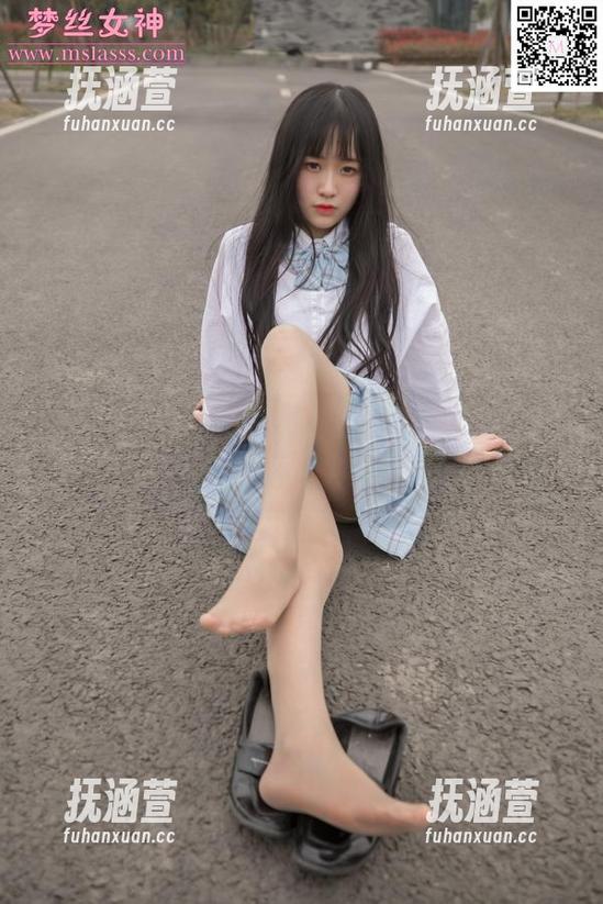 梦丝女神 - 这组写真，小唐嫣摇身一变，旗袍包裹外表，实则内心荡漾