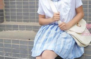 梦丝女神 – 晓晓最新照片里的校服：时光倒流的撩拨与不经意的甜。