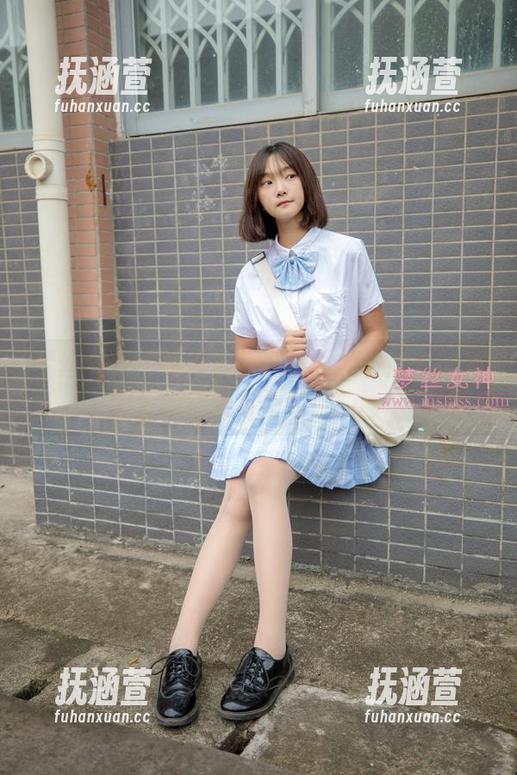 梦丝女神 - 晓晓最新照片里的校服：时光倒流的撩拨与不经意的甜。