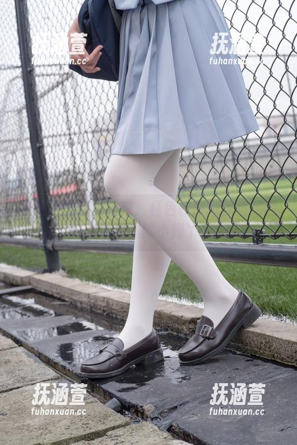 森萝财团 森萝财团献上独家:红色校服肉丝美足图包,快来看看谁的小脚丫最迷人!