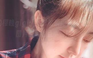 定制的樱晚gigi：浮躁的瞬间竟然如此美妙，图片都透出点小情绪。