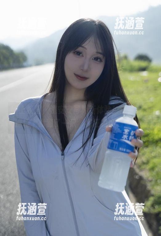 线上校园，浅安安写真新体验！这次我在操场上找到了一只‘疯狂的小乌龟’！