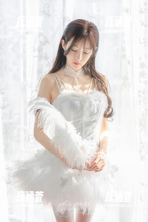 王羽杉抹胸浴缸：免费套图，带你进入梦幻水世界