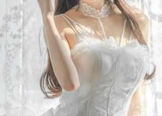 王羽杉的裸足写真是种魔力，下载后全世界都不一样！
