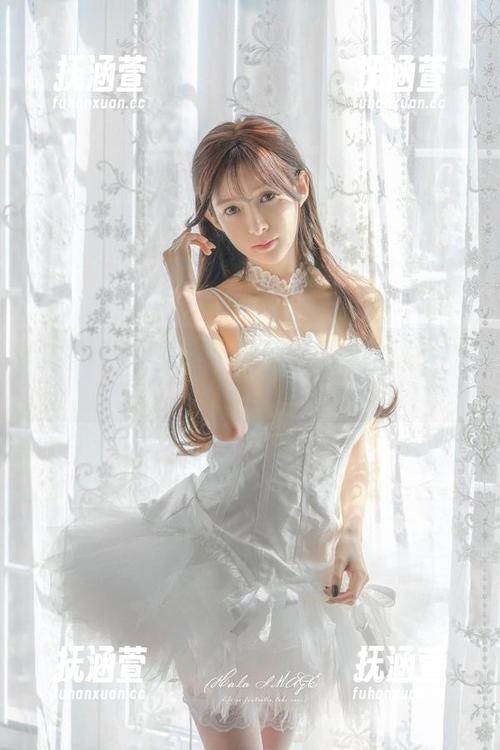 王羽杉的裸足写真是种魔力，下载后全世界都不一样！