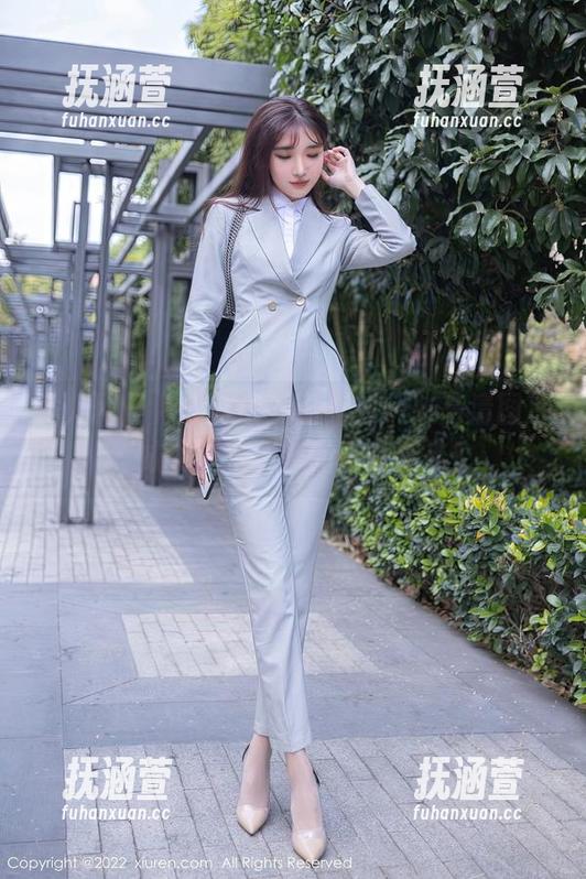 秀人网 - 月夕Lily比基尼：一张高清图片，成功拯救了你的无聊周末！