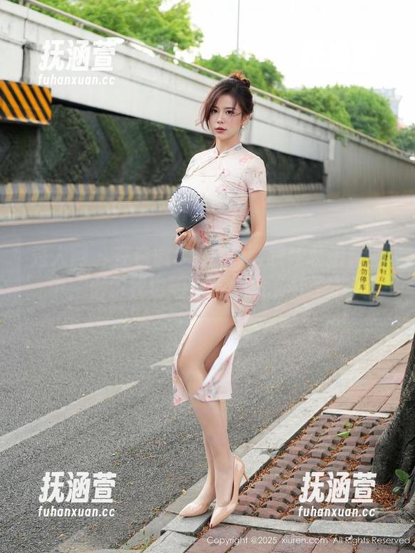 秀人网-白微Sera 秀人网 - 在白微Sera的高跟鞋私拍套图中,偶尔我也希望当一双“鞋子”!