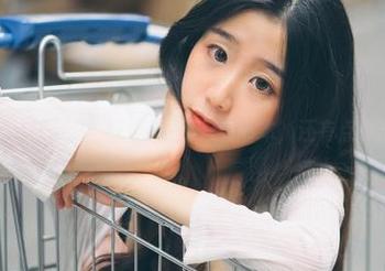 穆零Mu0最新写真：教室不只有书本，还有点小叛逆！