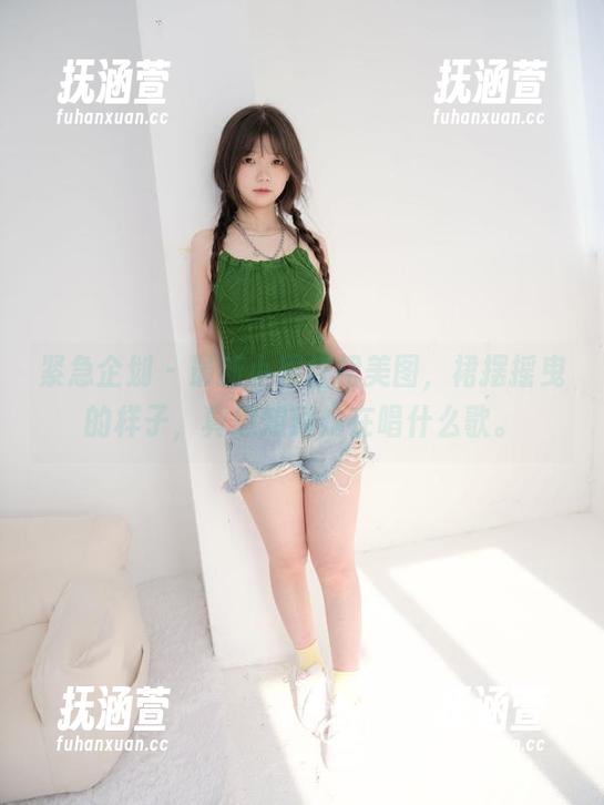紧急企划-小恩 紧急企划 - 最新小恩红裙美图,裙摆摇曳的样子,真想知道她在唱什么歌。