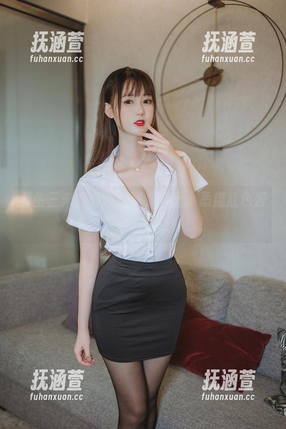 羽生三未 羽生三未的最新美图,穿上小恶魔红色胶衣,简直像是在撩我!