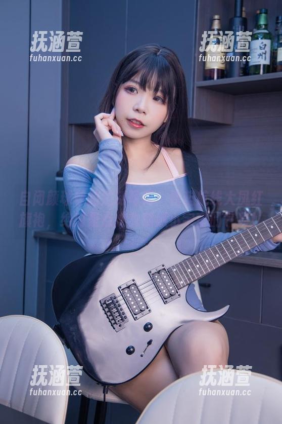 自闭颜球球的定制写真：碧蓝航线大凤红旗袍，绝对是点燃我熊熊小宇宙的气息！