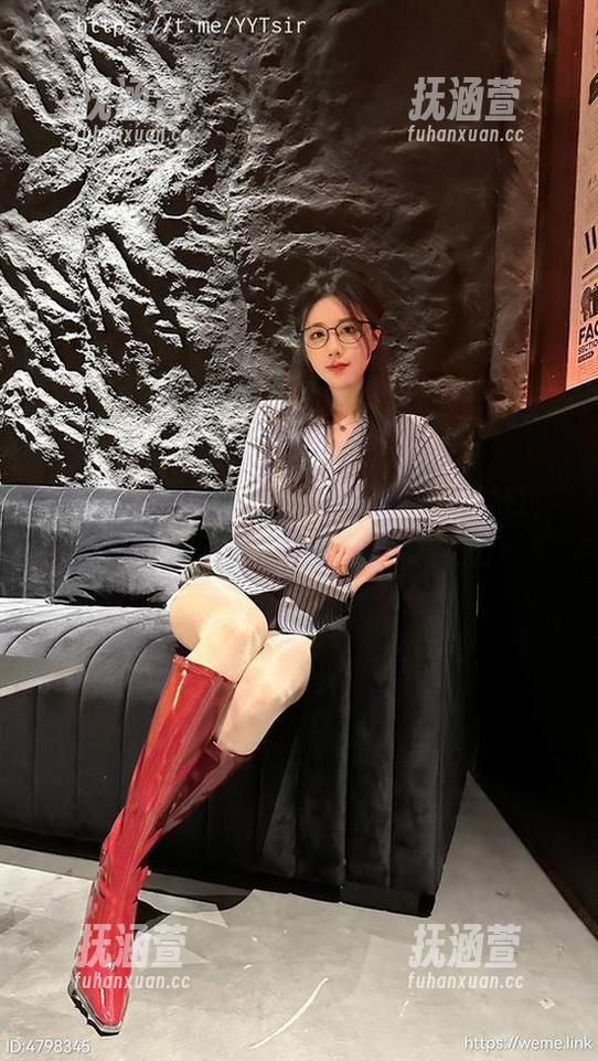 微密圈 - 轩子巨二兔最新黑丝诱惑图包，连我这颗石头心都忍不住想扑上去！