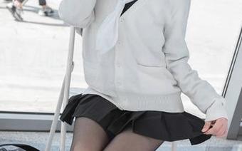 雪琪SAMA的毛衣少女写真：像被冬天的阳光照了一样