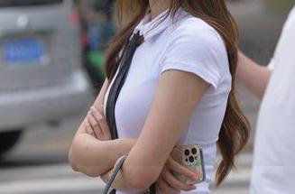 魔镜街拍 – 包臀灰裙也能这么休闲随性？婷婷真的是样样都懂，赶紧来看看高清照片吧！