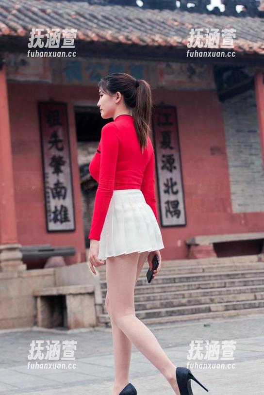 魔镜街拍-婷婷 魔镜街拍 - 婷婷的工作日常:粉裙与销售的完美碰撞,资源一网打尽!
