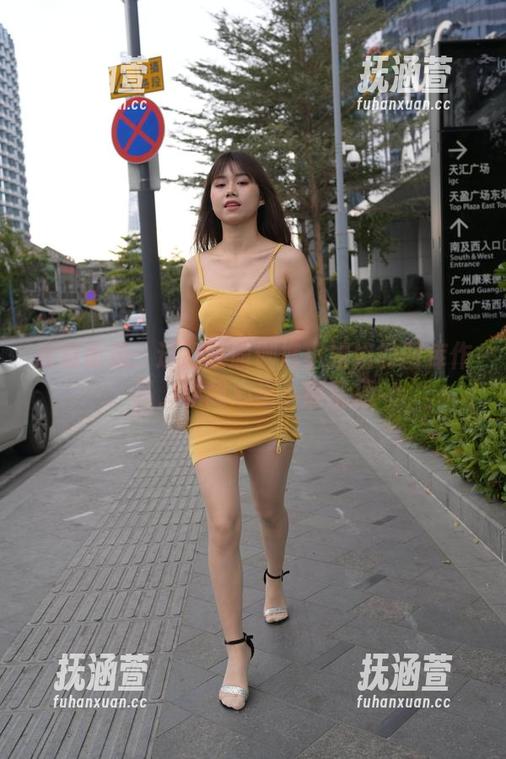 魔镜街拍：这粉衣瑜伽裤小姐姐的图库作品，让我心里小鹿乱撞